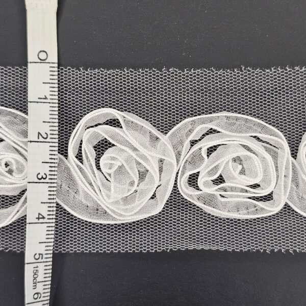3D Flowers White Medium Trimmings - 3 metres - TP3028