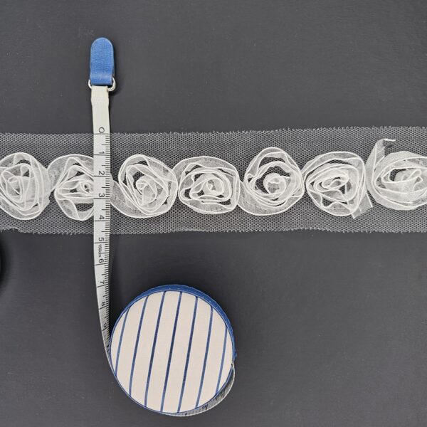 3D Flowers White Medium Trimmings - 3 metres - TP3028