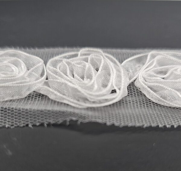 3D Flowers White Medium Trimmings - 3 metres - TP3028
