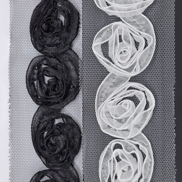 3D Flowers White Medium Trimmings - 3 metres - TP3028