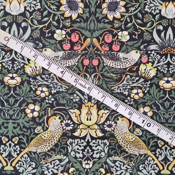 William Morris - Strawberry - Thief Liquorice - CC015