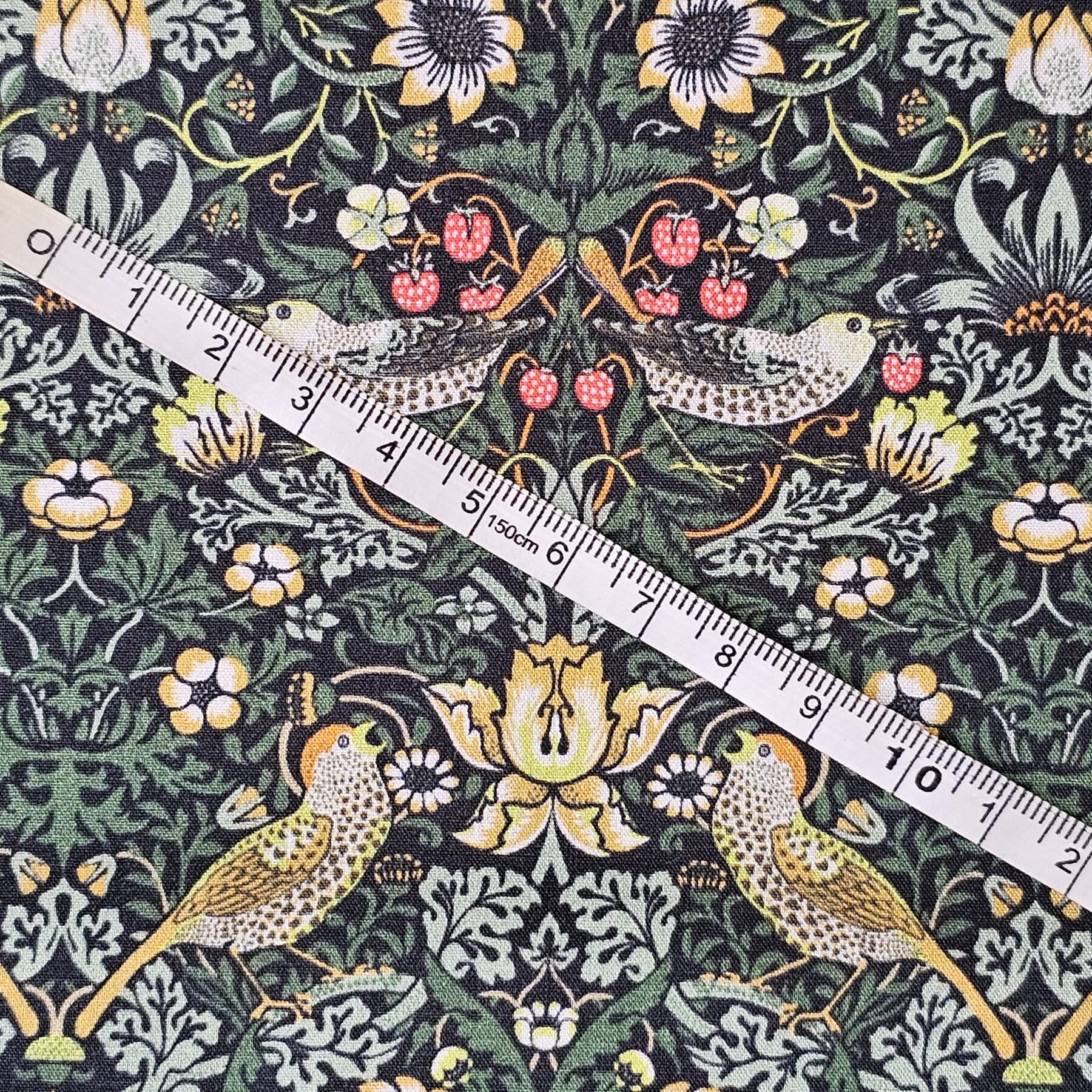 William Morris - Strawberry - Thief Liquorice - CC015