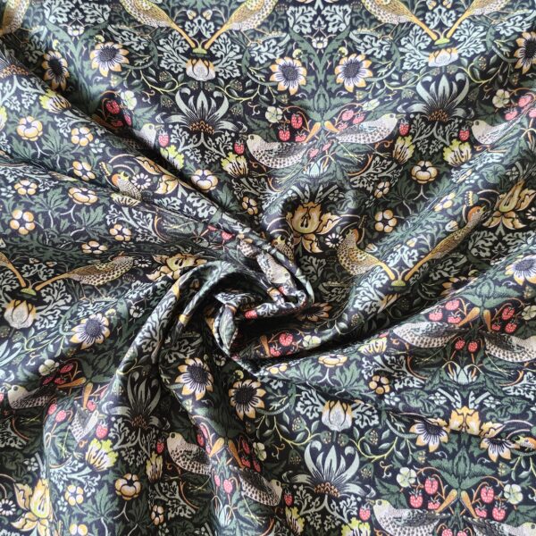 William Morris - Strawberry - Thief Liquorice - CC015