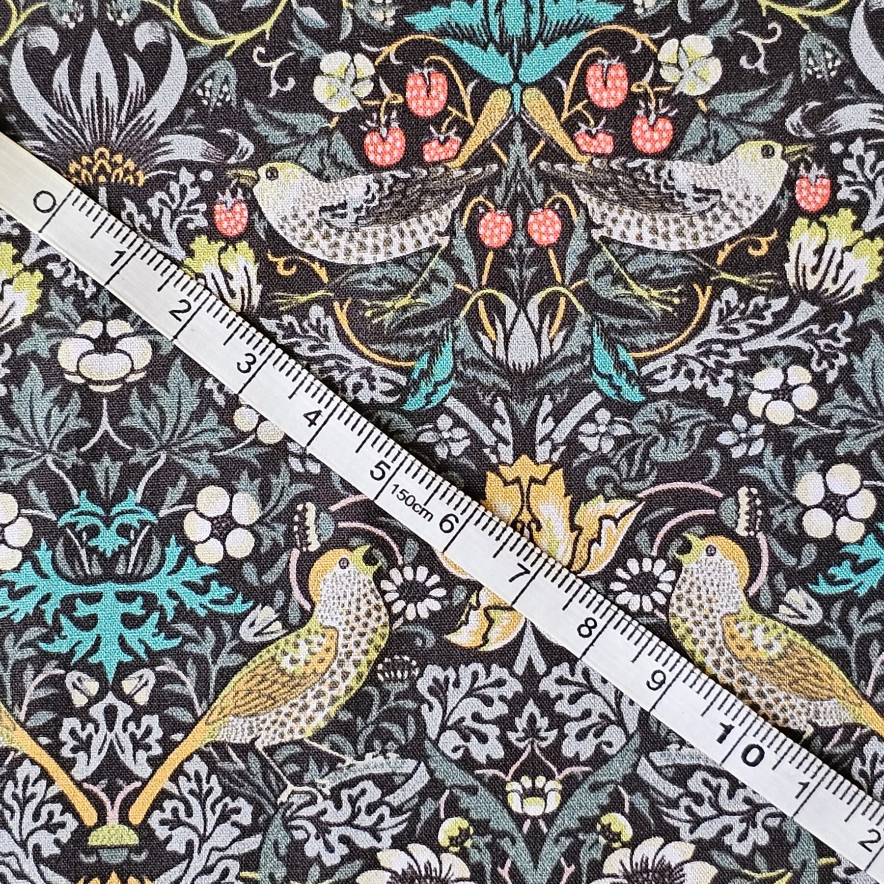 William Morris - Strawberry - Thief Shadow - CC020