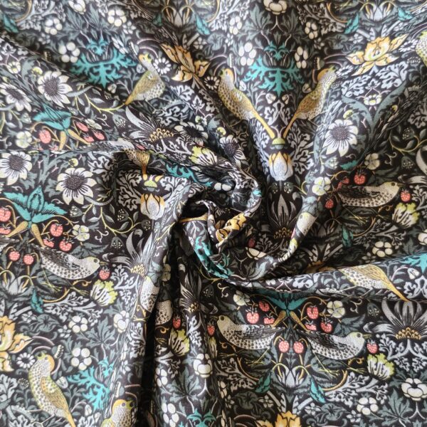 William Morris - Strawberry - Thief Shadow - CC020